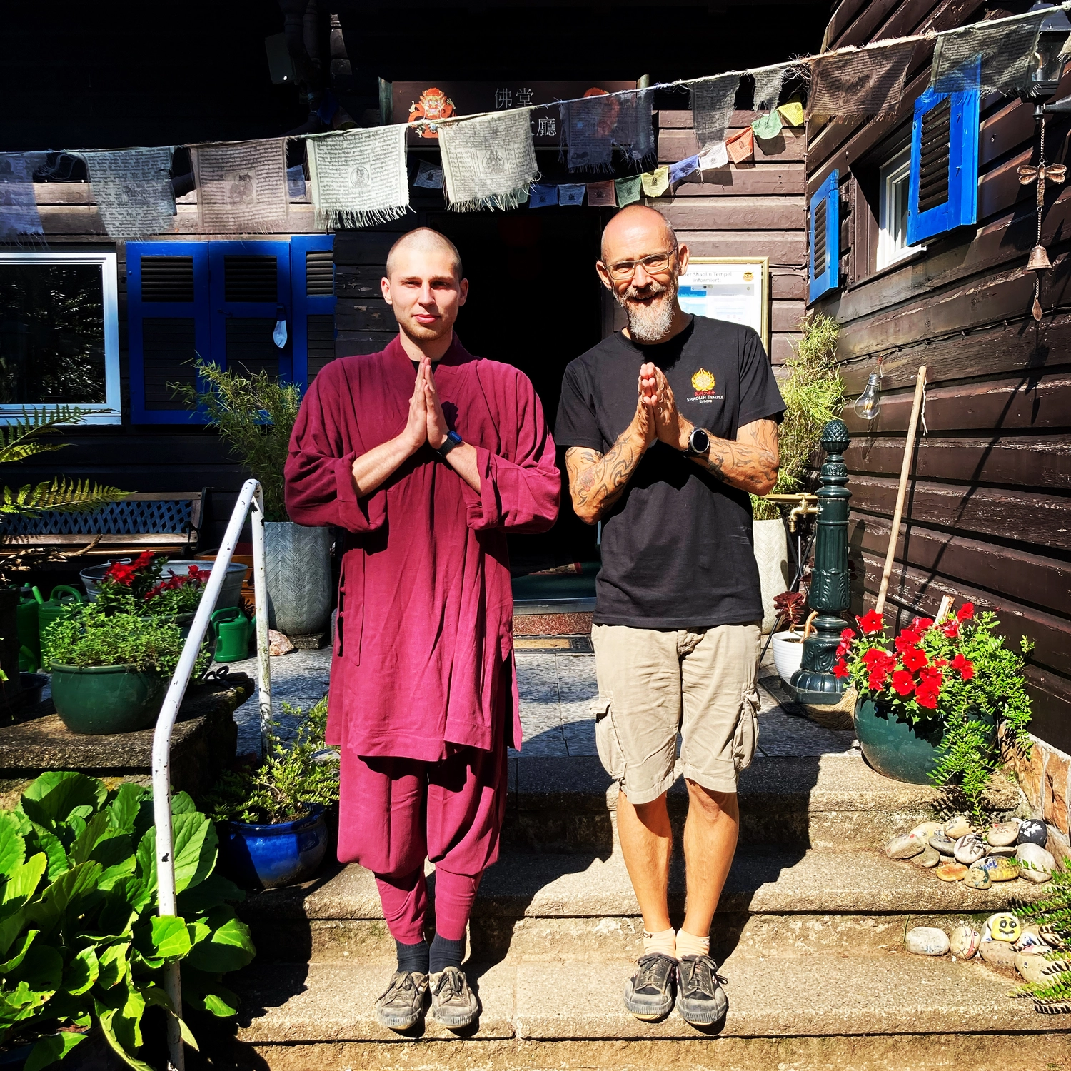 Mokurai - Akademie für Resilienz und Gewaltprävention - Zwei Männer draußen in Gebetspose