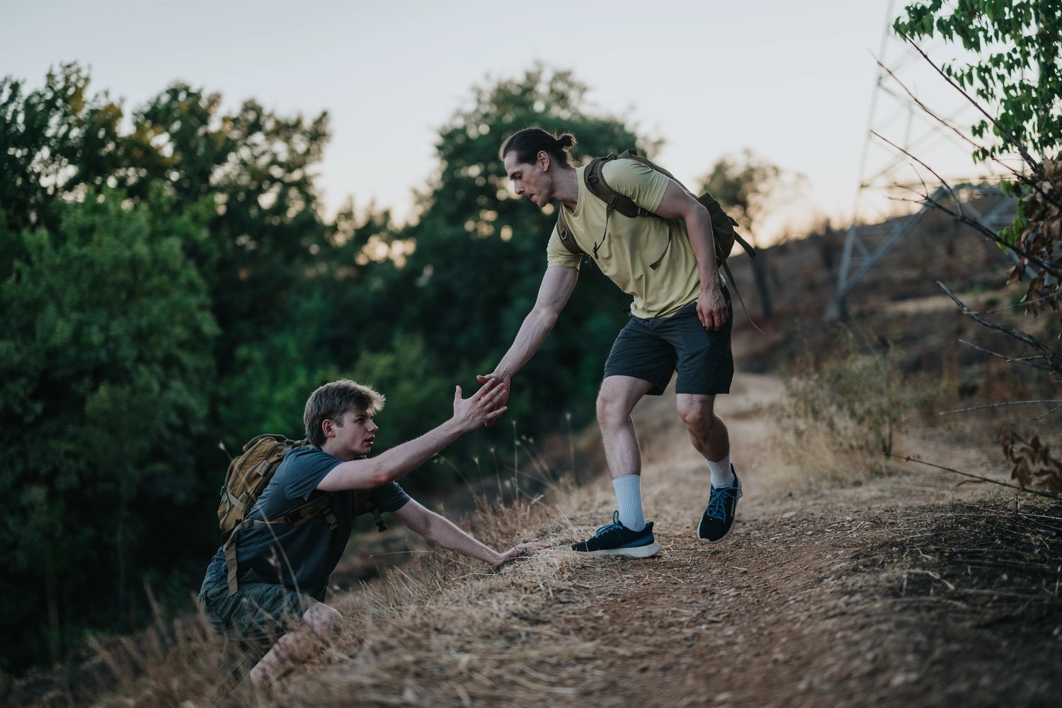 Mokurai - Akademie für Resilienz und Gewaltprävention - Zwei Männer draußen am Wandern